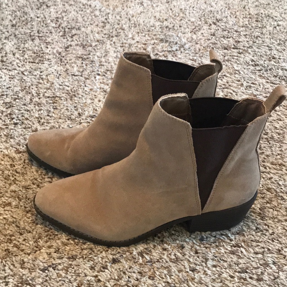 Tan suede ankle boots!